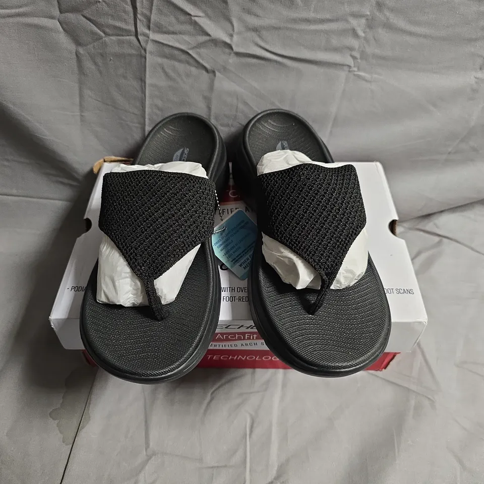 BOXED PAIR OF Skechers Arch Fit Sandals – Black, - UK SIZE 6