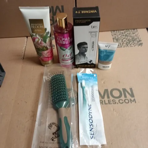 APPROXIMATEY 20 ASSORTED HEALTH AND BEAUTY PRODUCTS TO INCLUDE - VINTAGE T9 SHAVER - BRIGHTEST BLOOM BODY CREAM AND A SENSODYNE TOOTHBRUSH