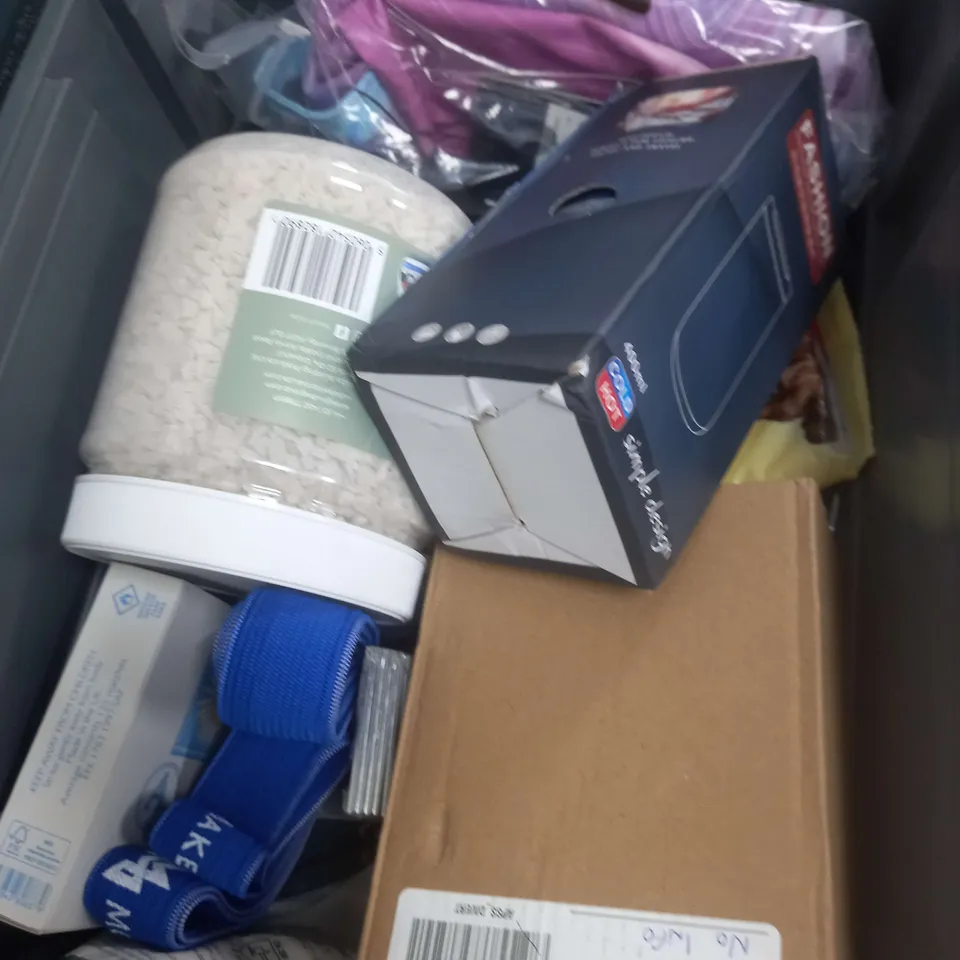 BOX OF APPROXIMATELY 10 ASSORTED ITEMS TO INCLUDE - NATURAL WORLD ROCK, HYPE PENCIL CASE, CLEANSING WIPES ETC