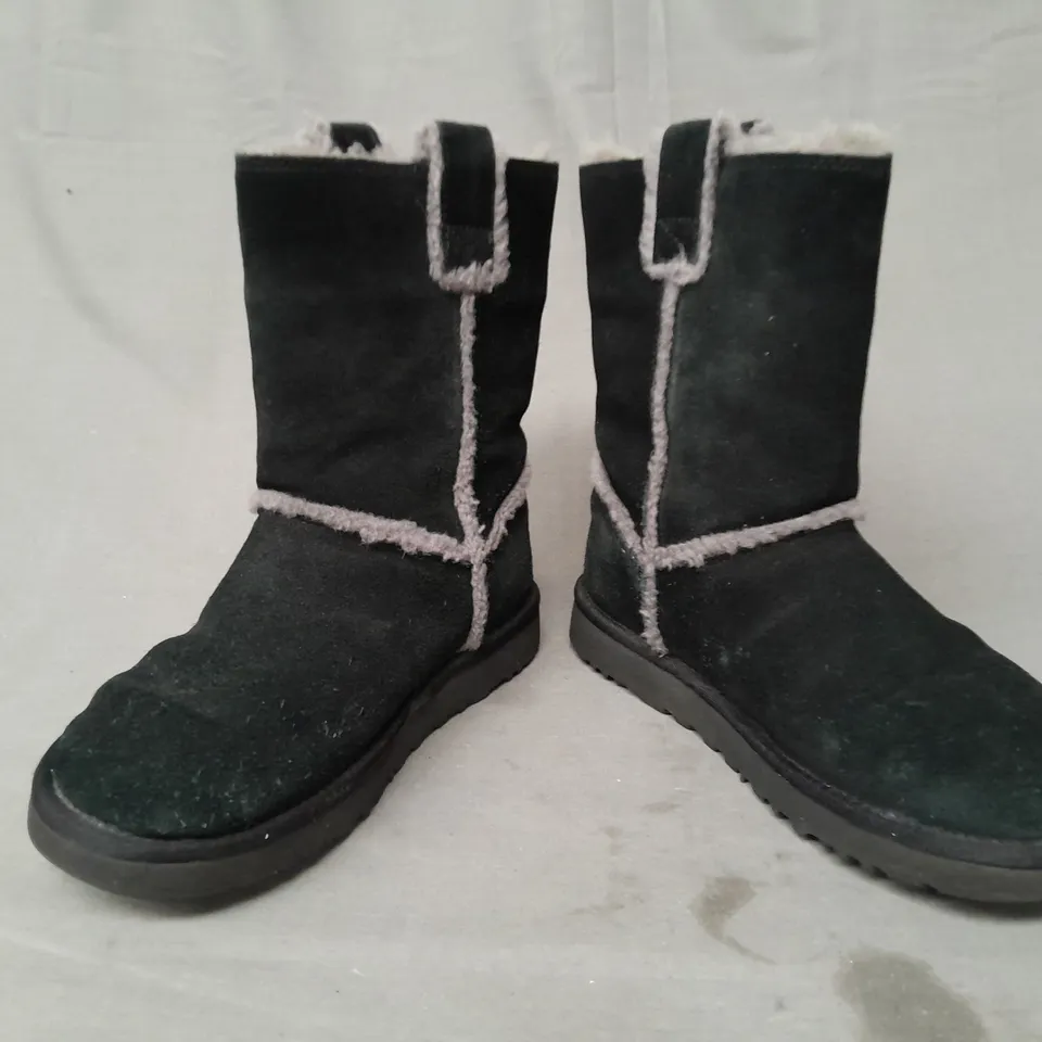 BOXED PAIR OF UGG CLASSIC SHORT SPILL SEAM ANKLE BOOTS IN BLACK UK SIZE 4