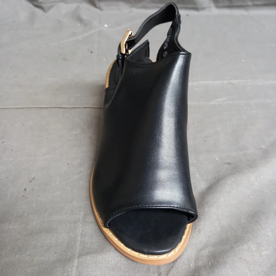 BOX OF APPROX 12 PAIRS OF KELSI OPEN TOE BLOCK HEEL SHOE IN BLACK/GOLD - VARIOUS SIZES
