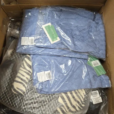 APPROXIMATELY 30 ASSORTED CLOTHING ITEMS IN VARIOUS COLOURS, SIZES, AND STYLES