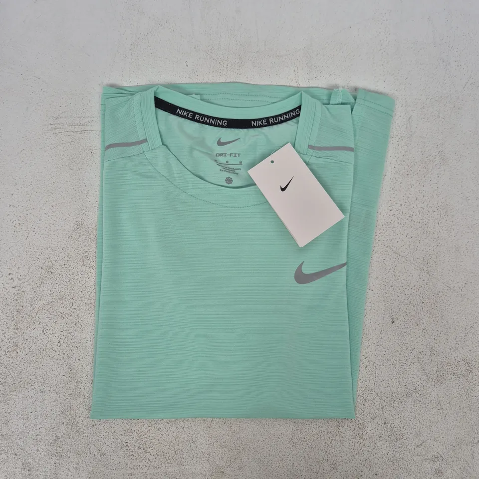 NIKE DRI-FIT SHORT SLEEVE T-SHIRT IN MINT SIZE MEDIUM
