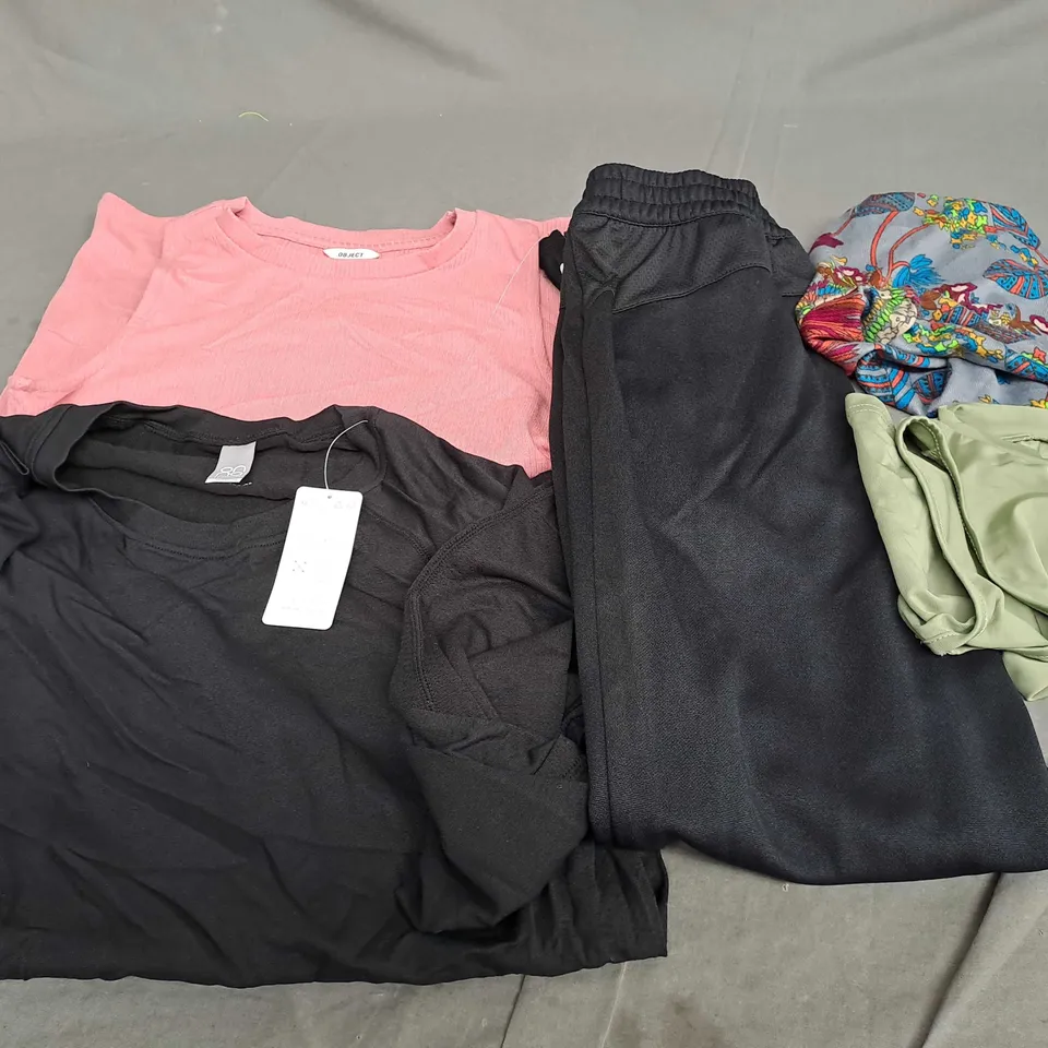 APPROXIMATELY 25 ASSORTED CLOTHING ITEMS IN VARIOUS SIZES TO INCLUDE - TROUSERS , T-SHIRT , HAT ETC