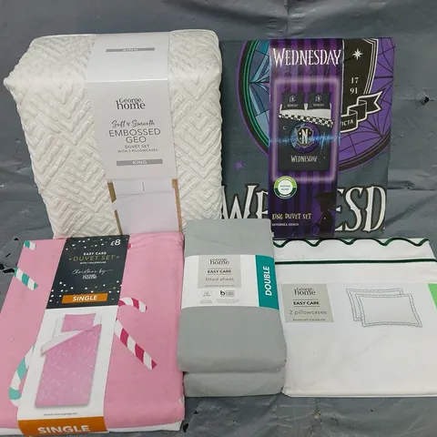 BOX OF APPROXIMATELY 10 ASSORTED BEDDING & SOFT FABRICS ITEMS TO INCLUDE - DUVET SETS - FITTED SHEETS - PILLOWCASES - ETC