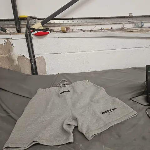 FEAR OF GOD ESSENTIALS GREY SWEAT SHORTS β UK XL (US XL)