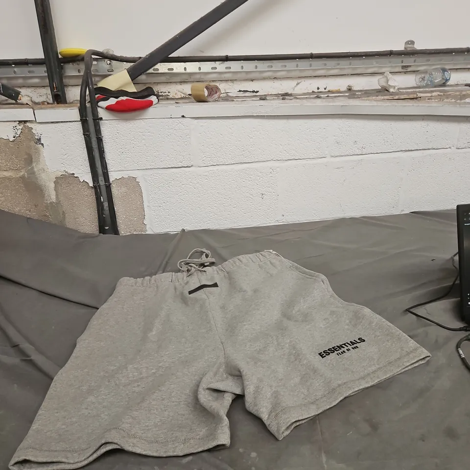 FEAR OF GOD ESSENTIALS GREY SWEAT SHORTS – UK XL (US XL)