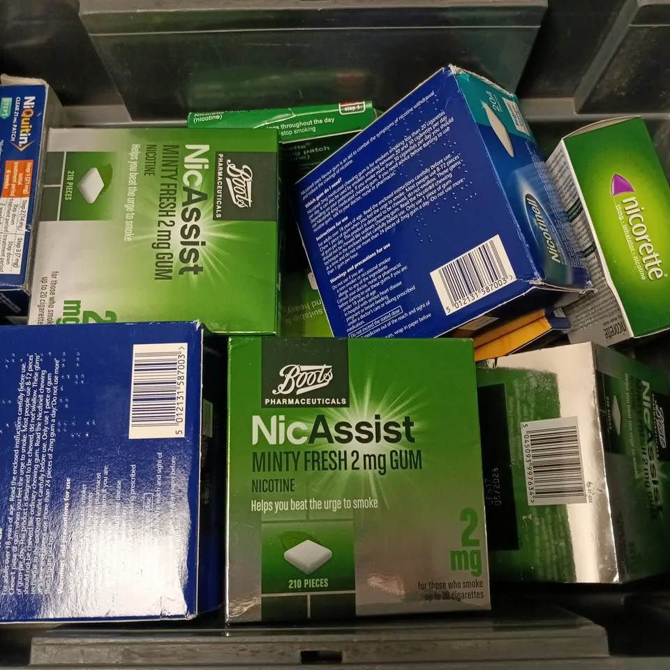 APPROXIMATELY 15 ASSORTED SMOKING PREVENTION AIDS TO INCLUDE NICORETTE GUM, NIQUITIN PATCHES, NICORETTE INHALATOR, ETC - COLLECTION ONLY