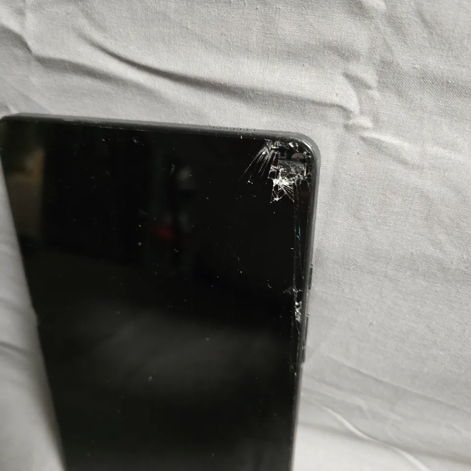 SAMSUNG TABLET - MODEL UNSPECIFIED - DOES NOT POWER ON 