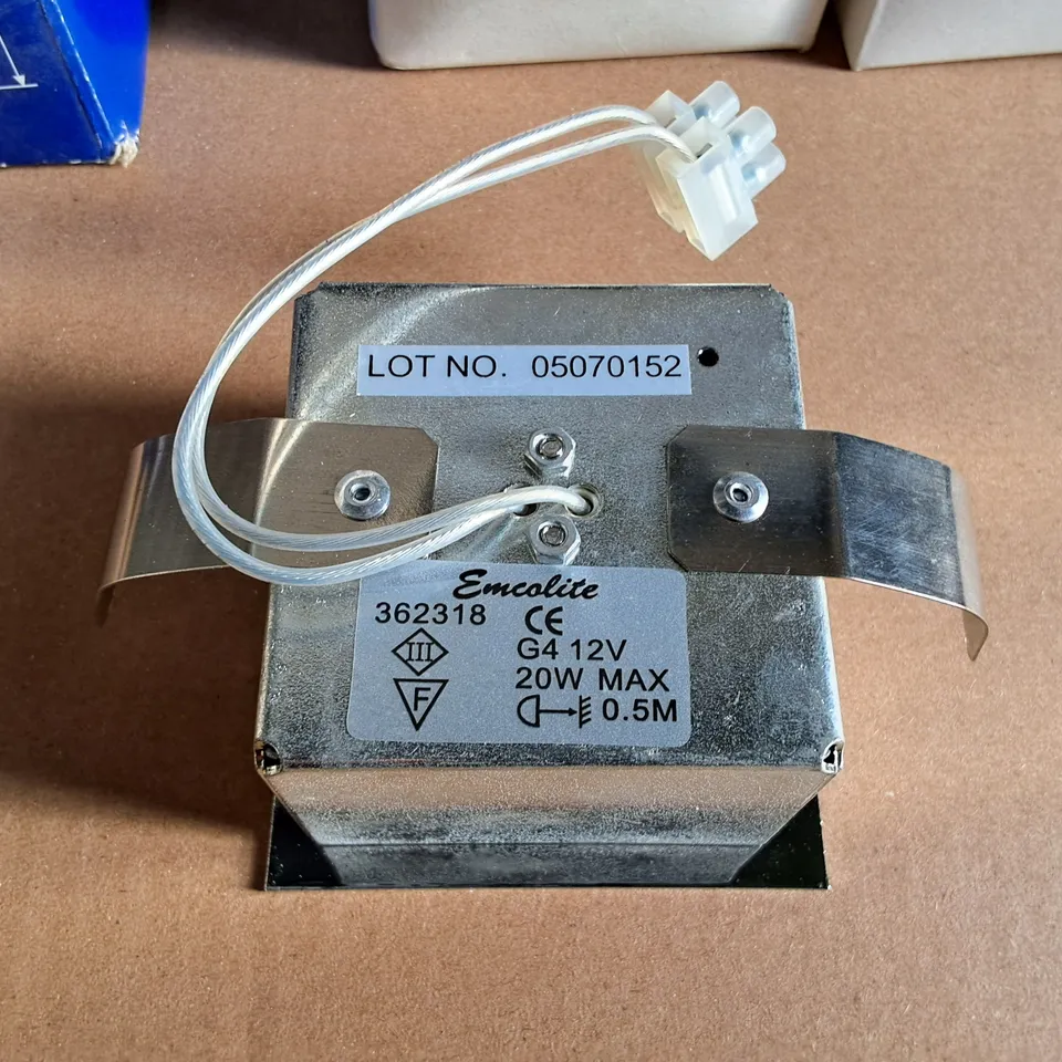 PALLET CONTAINING APPROXIMATELY 17 MULTIPACK BOXES OF ASSORTED LIGHTING ITEMS TO INCLUDE BOX DOWNLIGHTS AND EMCOLITE 362318 