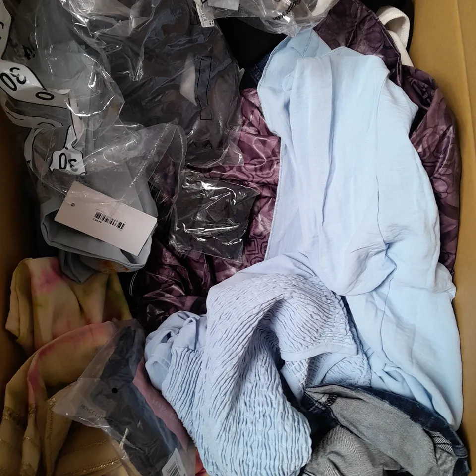 BOX OF APPROXIMATELY 25 ASSORTED CLOTHING ITEMS TO INCLUDE - DRESSES, SKIRT, TOPS ETC