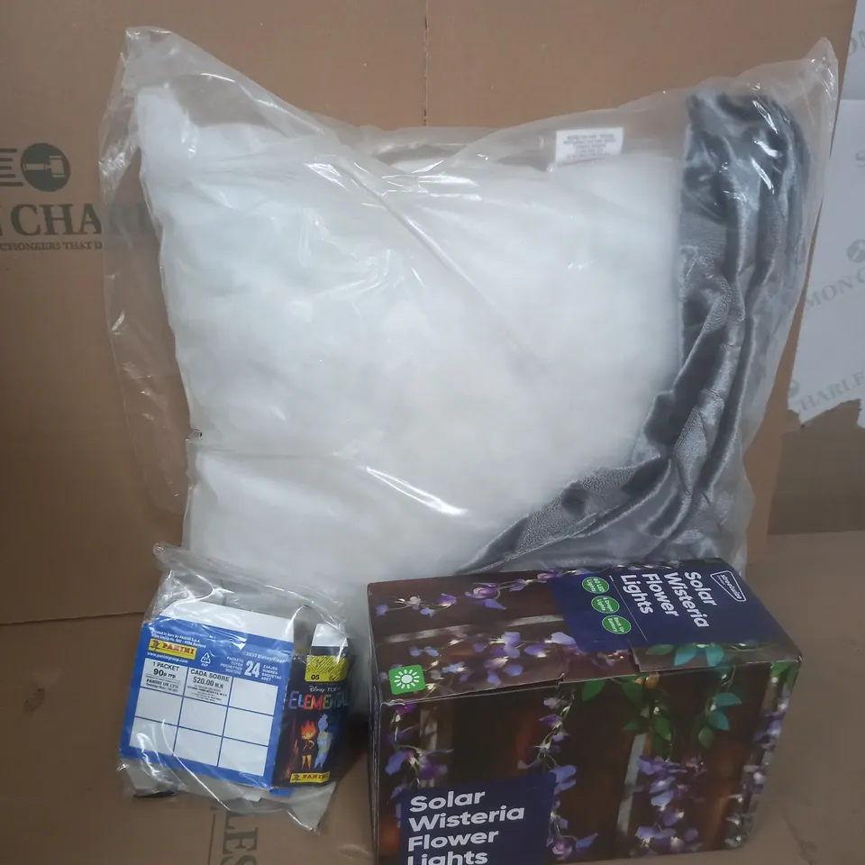 BOX OF APPROXIMATELY 5 ASSORTED ITEMS TO INCLUDE - SOLAR FLOWER LIGHTS , CUSHION ETC