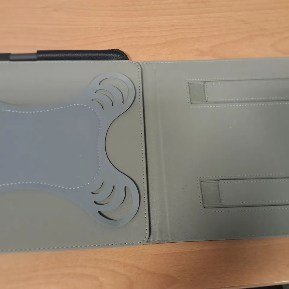 AMAZON KINDLE E-READER IN FOLDING GREY CASE - C4A6T4