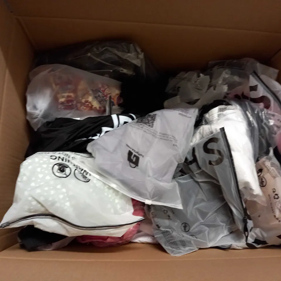 LOT OF ASSORTED CLOTHING AND ACCESSORIES TO INCLUDE; T-SHIRTS, JUMPERS ETC