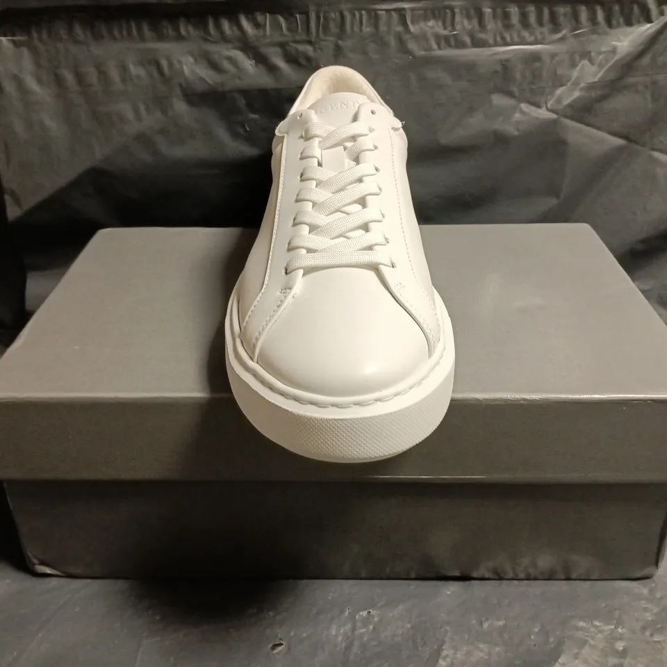 BOXED PAIR OF LEGEND SHOES IN WHITE SIZE UK 10