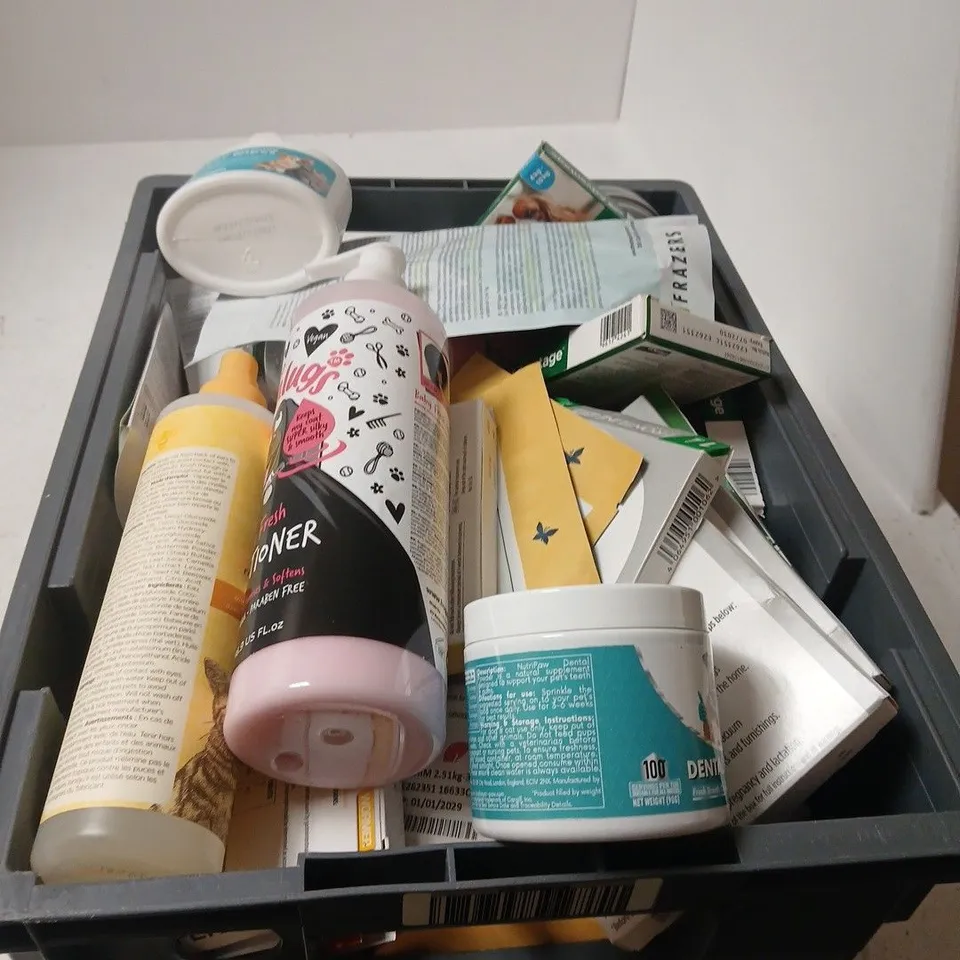 APPROXIMATELY 20 ASSORTED PET ITEMS INCLUDING BUGALUGS CONDITIONER AND PET TEETH FINGER CLEANING WIPES