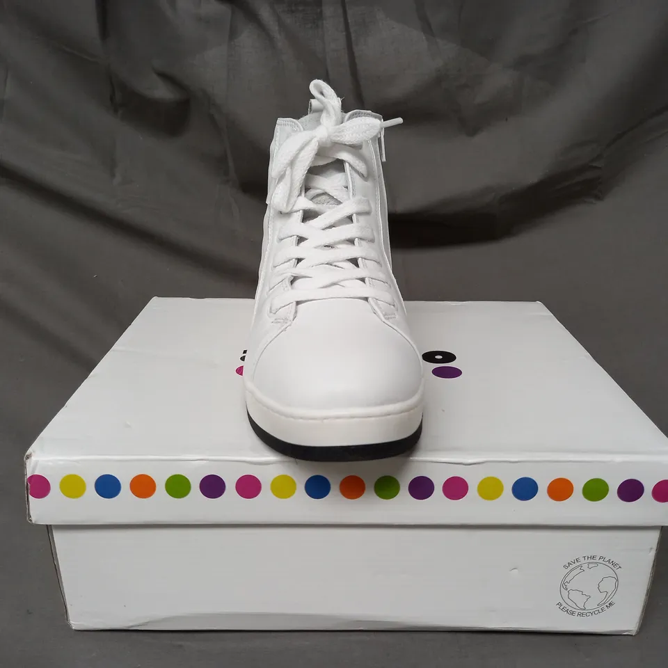 BOXED PAIR OF ADESSO LEATHER HIGH TOP TRAINERS IN WHITE SIZE 7
