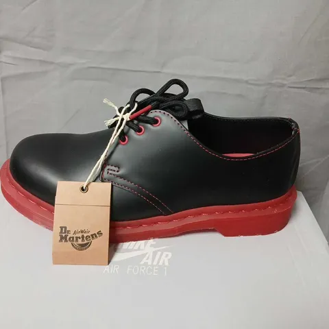 DR MARTENS BLACK LEATHER LACE-UP SHOES WITH RED SOLE – UK 7 / US 8 / EU 41