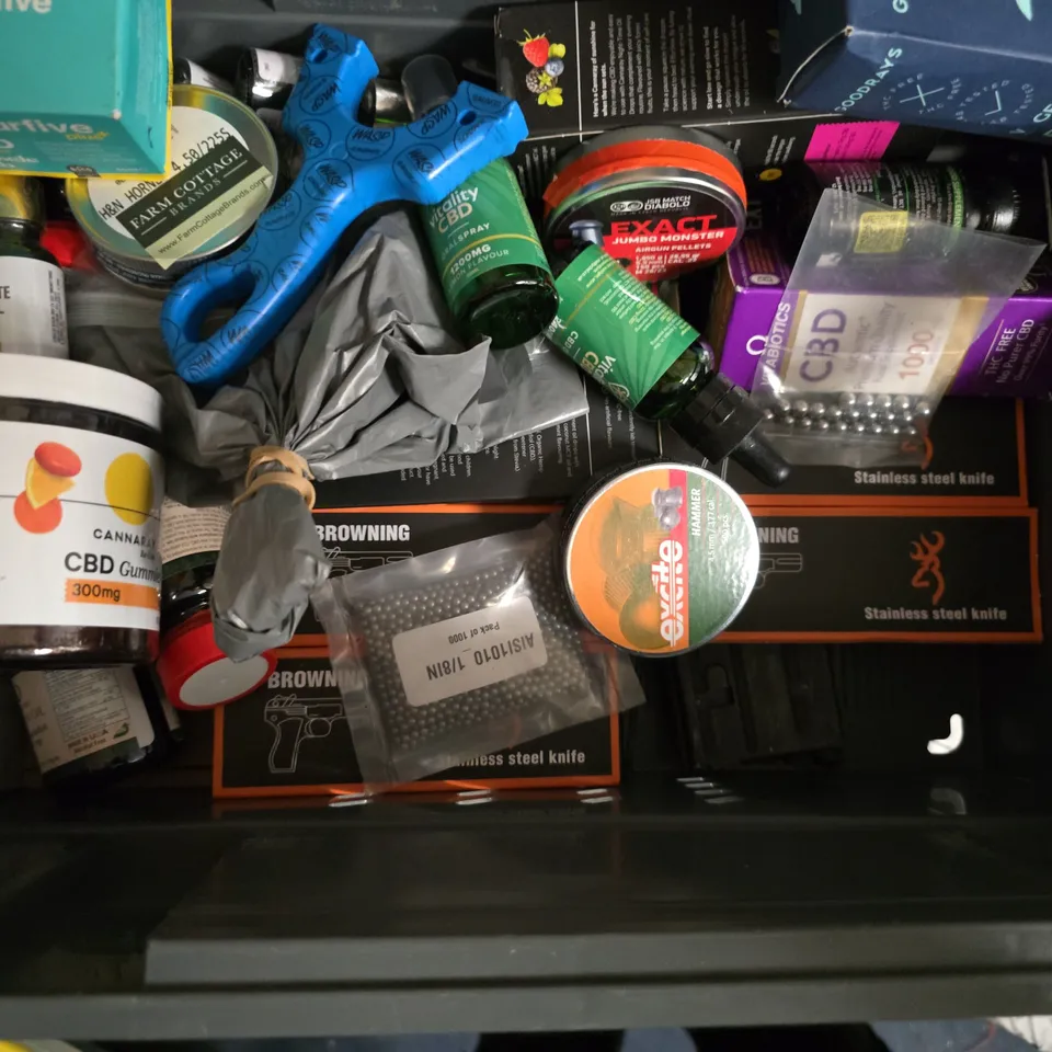 APPROXIMATELY 20 ASSORTED ITEMS TO INCLUDE BROWNING STAINLESS STEEL KNIFE, CBD HEALTH RELIEF, ETC