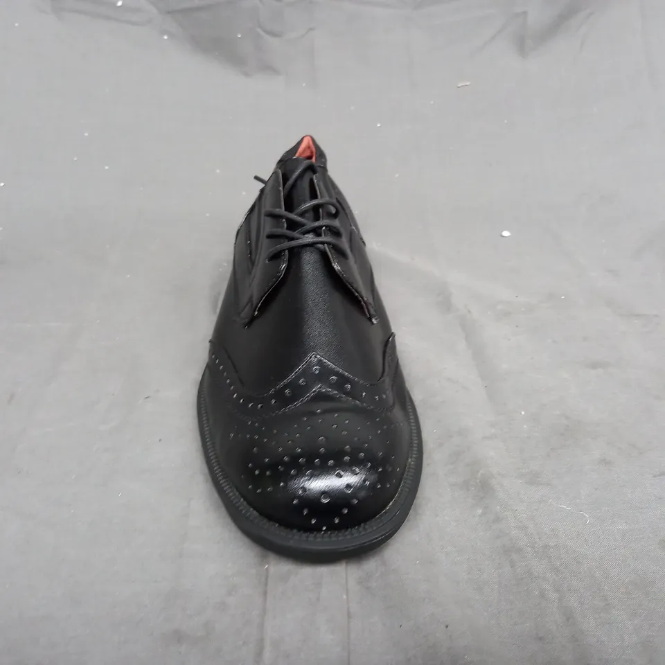 A BOX OF APPROX 20 SMART SHOES. ALL IN BLACK, VARIOUS SIZES 