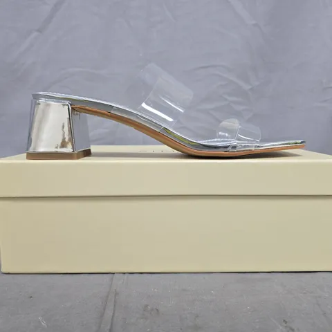 BOXED PAIR OF SIMMI LONDON EADIE LOW BLOCK HEEL OPEN TOE SANDALS IN SILVER SIZE UK 5