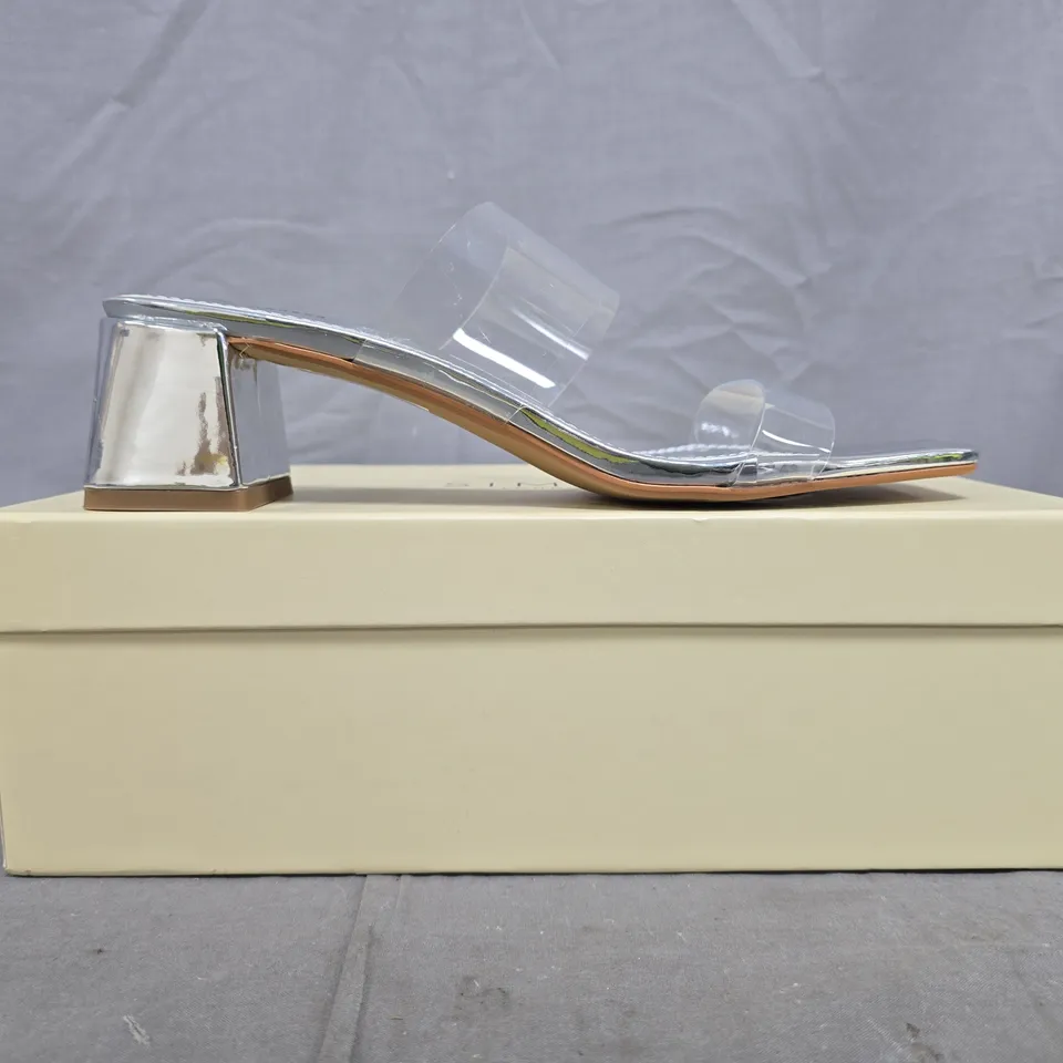 BOXED PAIR OF SIMMI LONDON EADIE LOW BLOCK HEEL OPEN TOE SANDALS IN SILVER SIZE UK 5