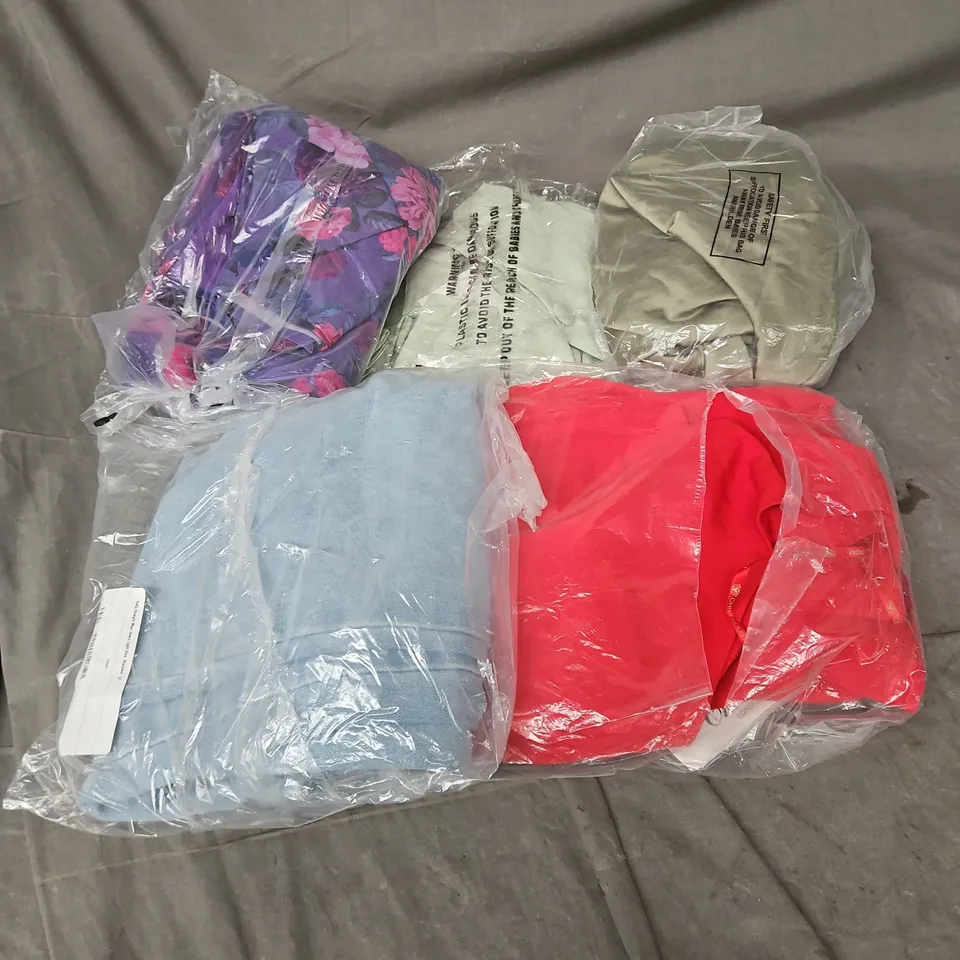 APPROXIMATELY 20 ASSORTED CLOTHING ITEMS IN VARIOUS STYLES AND SIZES 