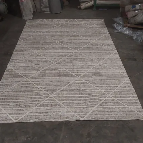 QUALITY DESIGNER PATTERNED RUG - APPROXIMATELY 280 x 190cm