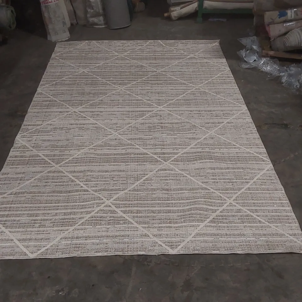 QUALITY DESIGNER PATTERNED RUG - APPROXIMATELY 280 x 190cm