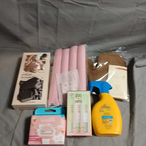 APPROXIMATELY 15 ASSORTED HEALTH & BEAUTY PRODUCTS TO INCLUDE SCRUNCHIES, LUSSO TANNING GLOVE AND RAZORS