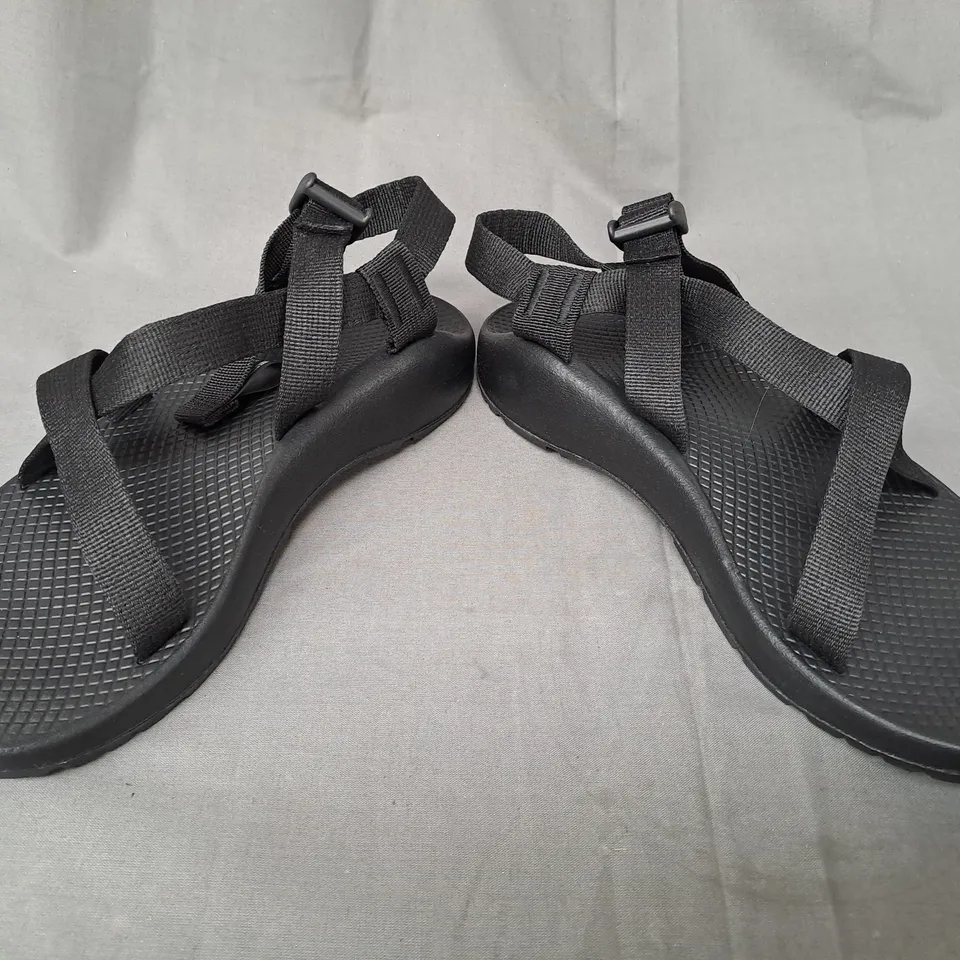BOXED PAIR OF CHACO OPEN TOE SANDALS IN BLACK UK SIZE 7