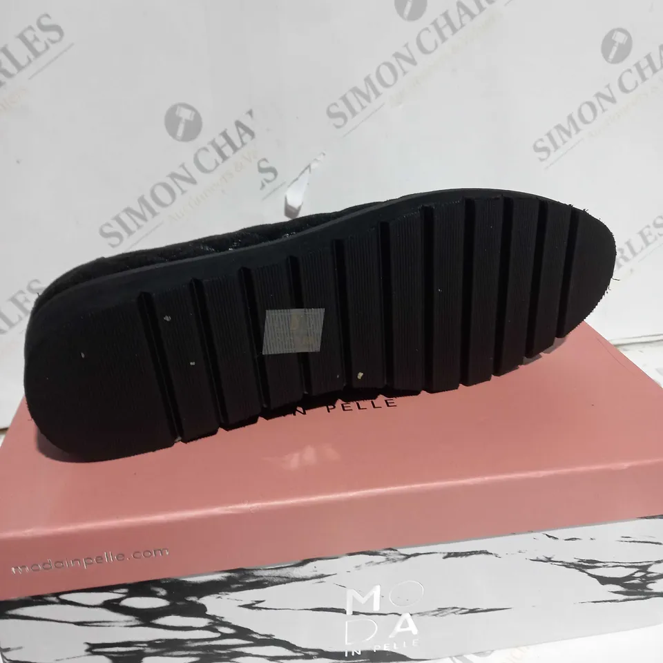 BOXED PAIR OF MODA IN PELLE EMMERSON BLACK SIZE 7