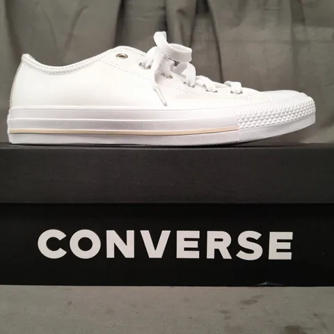 BOXED PAIR OF CONVERSE SHOES IN WHITE UK SIZE 5