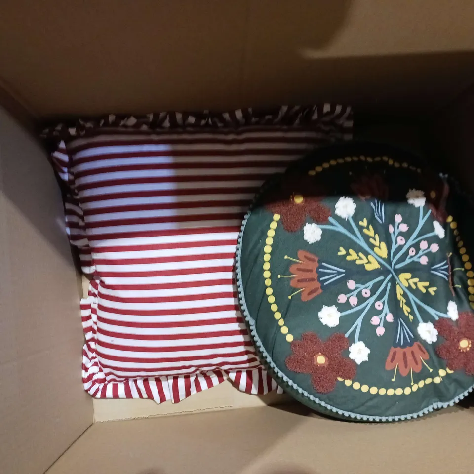 BOX OF APPROXIMATELY 6 ASSORTED THROWS AND PLUSHIES TO INCLUDE - LIVERPOOL BALL, STITCH PILLOW, AND MUSHROOM PILLOW ETC. 