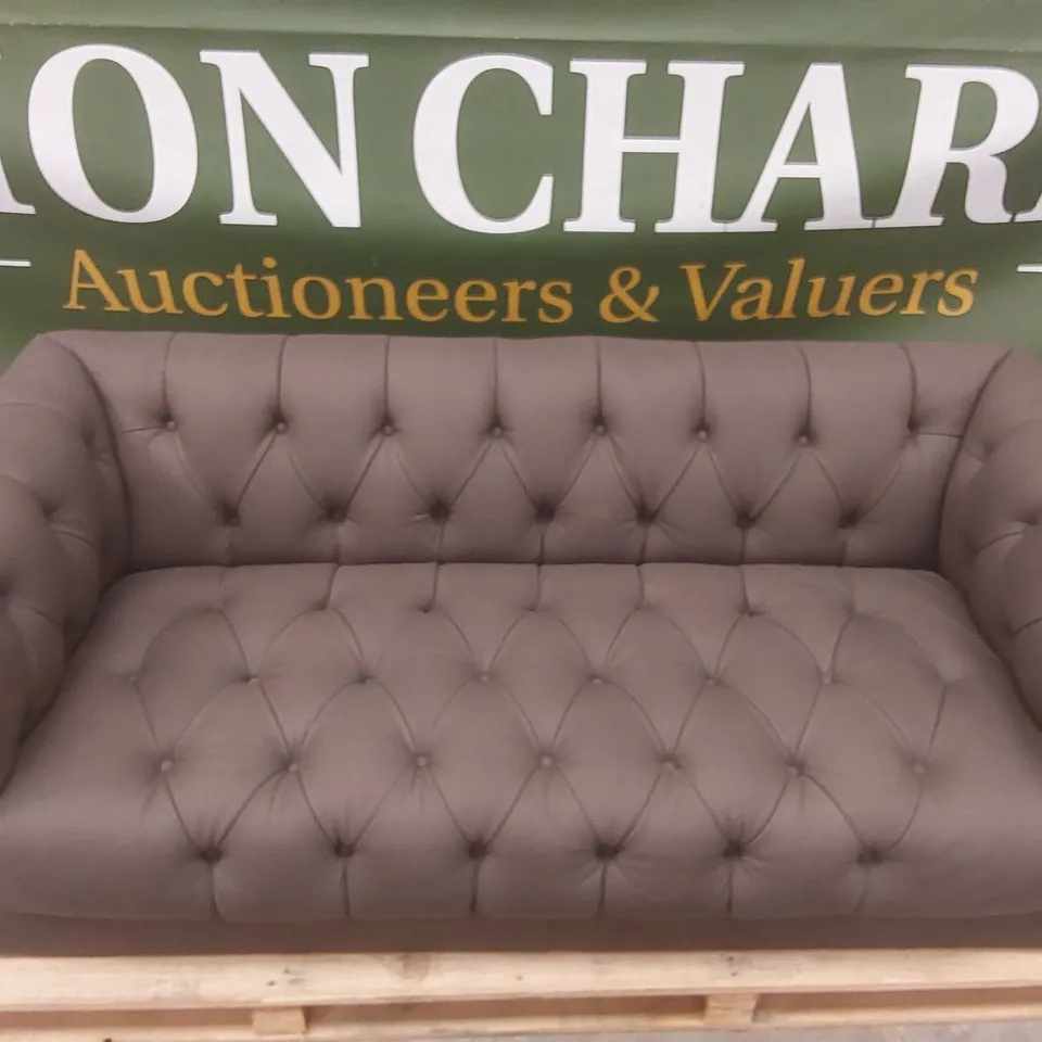 QUALITY DESIGNER FAUX LEATHER UPHOLSTERED 3-SEATER CHESTERFIELD SOFA