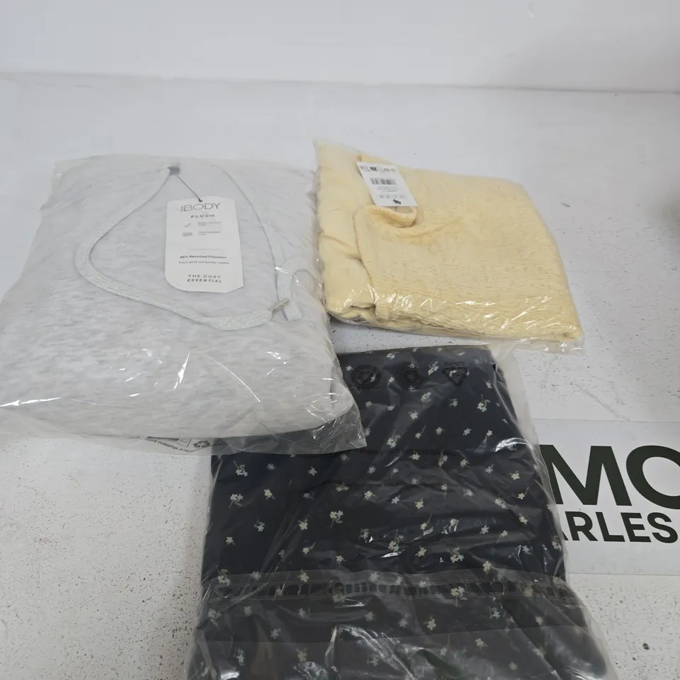 APPROXIMATELY 15 ASSORTED WOMENS CLOTHING ITEMS IN VARIOUS SIZES, COLOURS & STYLES 
