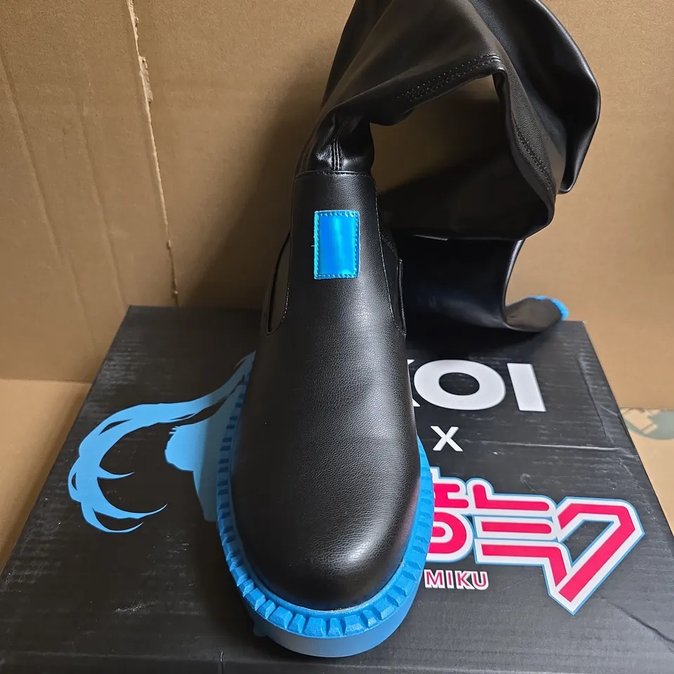 BOXED PAIR OF KOI BLACK FAUX LEATHER ANKLE BOOTS WITH ELECTRIC BLUE PLATFORM SOLE – UK SIZE 5