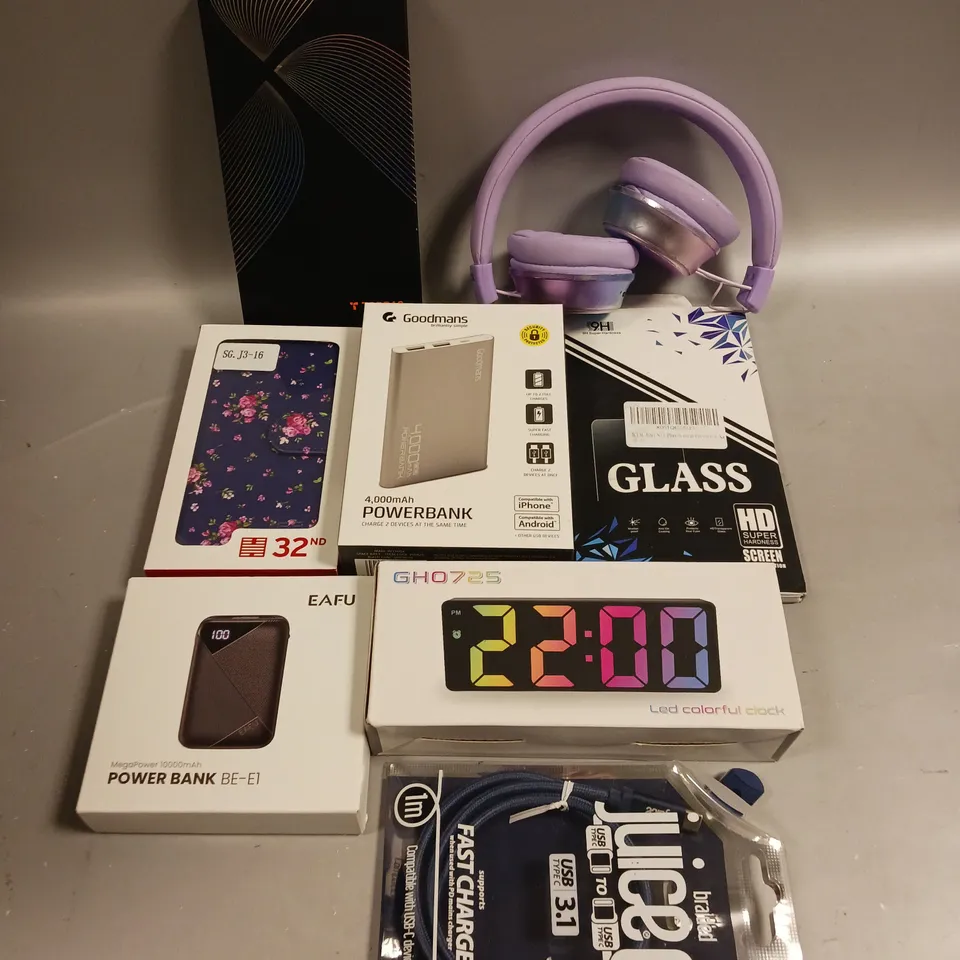 APPROXIMATELY 25 ASSORTED ELECTRICAL PRODUCTS TO INCLUDE WIRELESS HEADPHONES, POWER BANKS, CHARGING CABLES ETC 