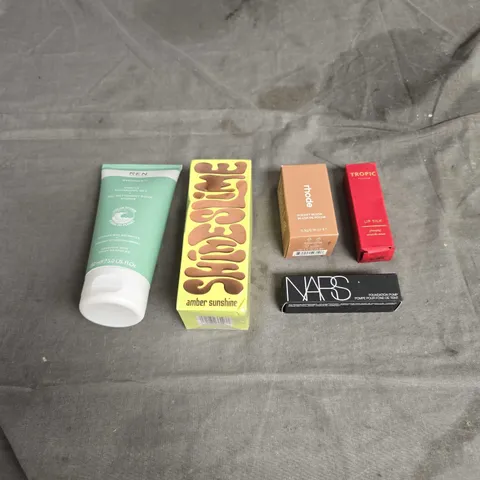 LOT OF APPROX 5 ASSORTED COSMETIC PRODUCTS TO INCLUDE - MADE BY MITCHELL BODY GELL HIGHLIGHTER - REN CLEAN SKINCARE CLEANSING GEL - RHODE POCKET BLUSH - ETC