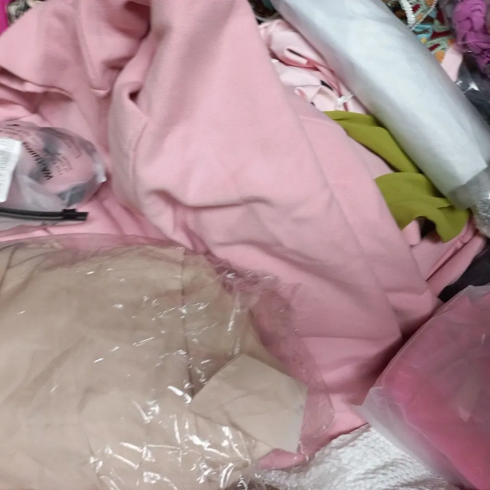 APPROXIMATELY 20 ASSORTED CLOTHING AND FASHION PRODUCTS IN VARIOUS STYLES AND SIZES - COLLECTION ONLY