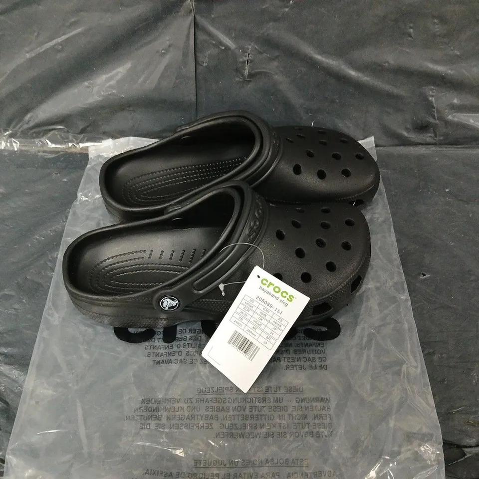 BAGGED PAIR OF CROCS BAYABAND CLOG BLACK UK M5/W6