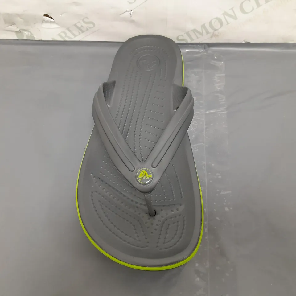 PAIR OF CROCS CROCBAND FLIP FLOPS IN GREY/LIME UK SIZE M8/W9