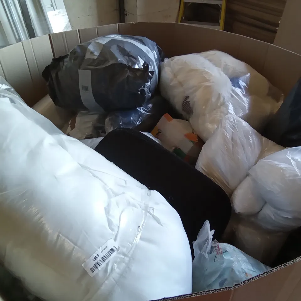 PALLET OF ASSORTED ITEMS INCLUDING FLEXI HOSE, YEARNING HOME, SEAT CUSHION, BAGGED PILLOWS, SOTOR LUMBAR PILLOW CUSHION 