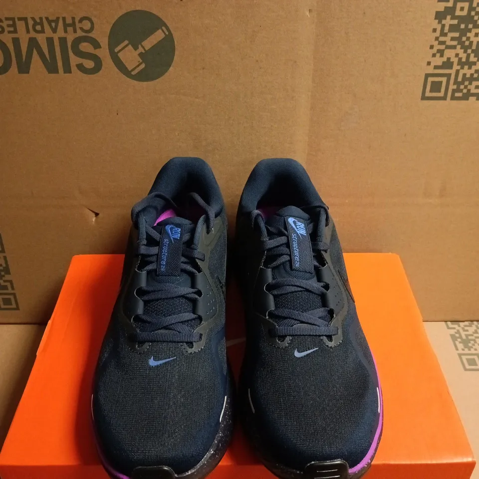 BOXED PAIR OF NIKE STRUCTURE 26 SE RUNNING SHOES – UK SIZE 8