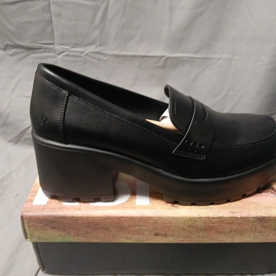 BOXED PAIR OF KOI VIGO CLASSIC CHUNKY SHOES - UK 10