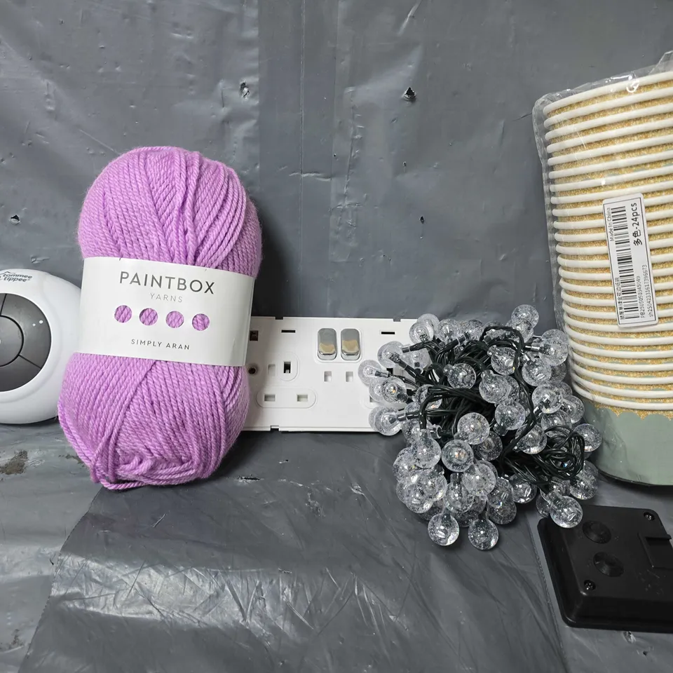 APPROXIMATELY 13 ASSORTED ITEMS TO INCLUDE - WALL PLUG ,  PAPER TUB , PAINTBOX YARNS ETC