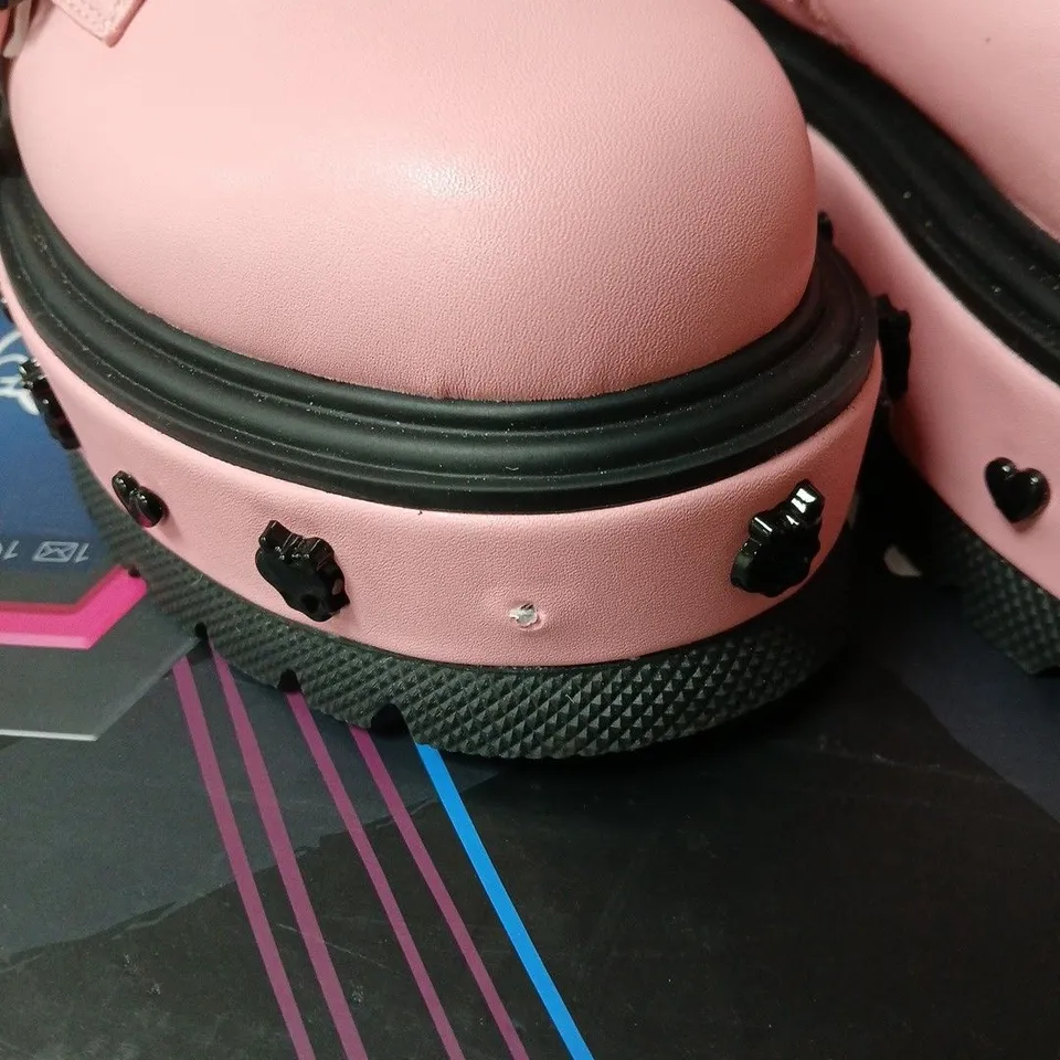 KOI MONSTER HIGH COUNT FABULOUS PINK BOOTS BOXED SIZE 6