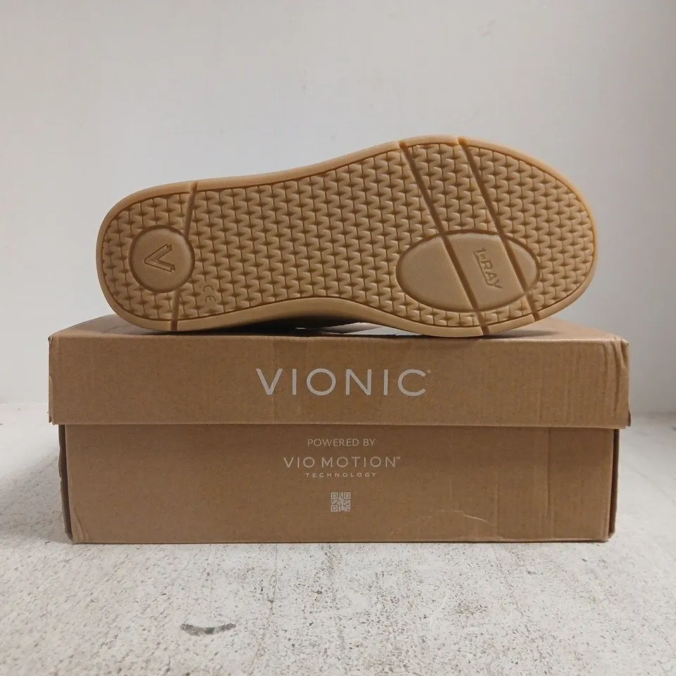 BOXED PAIR OF VIONIC CITY WALK TRAINERS IN DIJON/WHITE SIZE UK 7