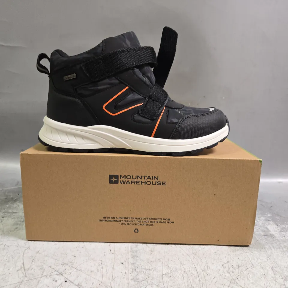 BOXED PAIR OF MOUNTAIN WAREHOUSE JUPITER KIDS ADAPTIVE WATERPROOF WALKING BOOTS IN DARK CAMO/ORANGE SIZE UK 4