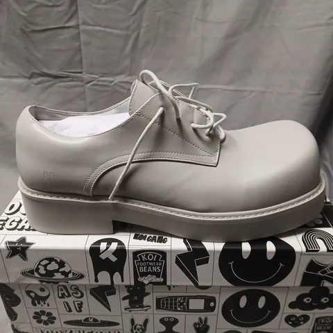 BOXED PAIR OF KOI 400% OVERSIZED MEN'S DERBY SHOES IN GREY SIZE UK 10